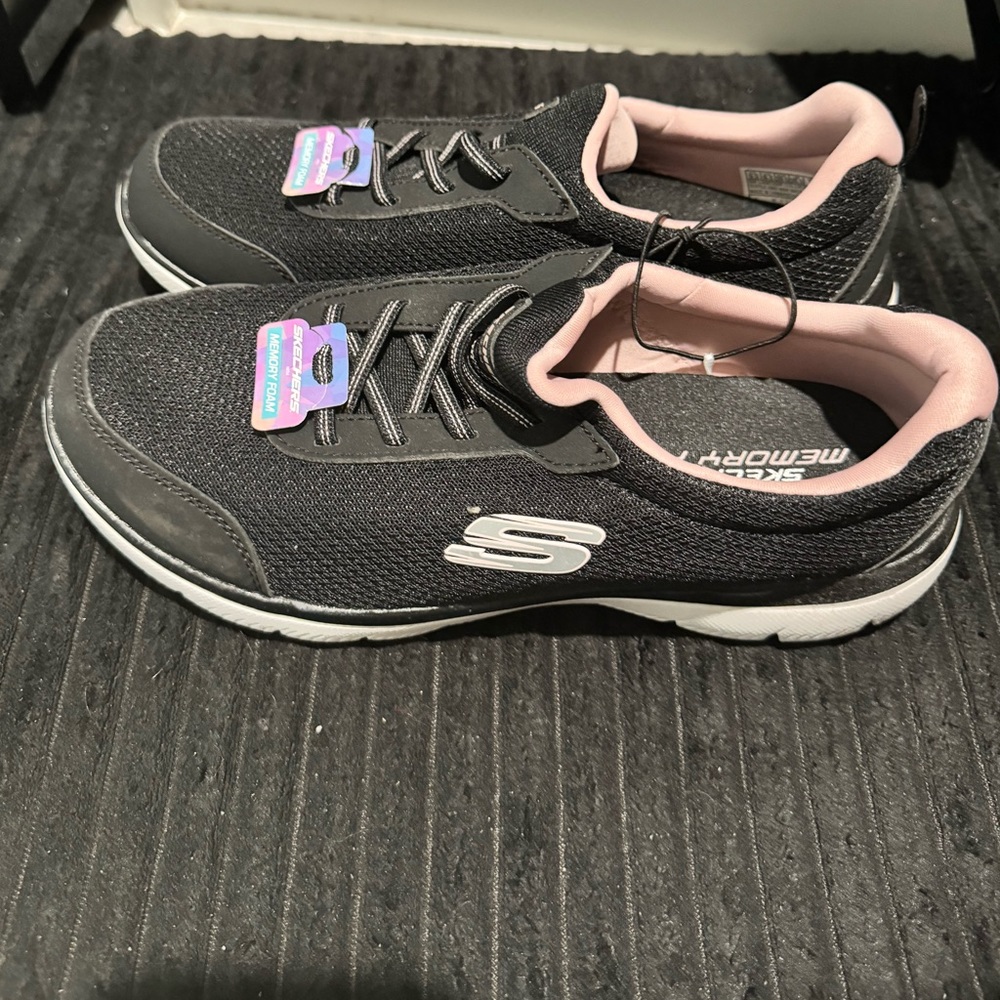 New Skechers Women's Summits-Quick Getaway Sneaker